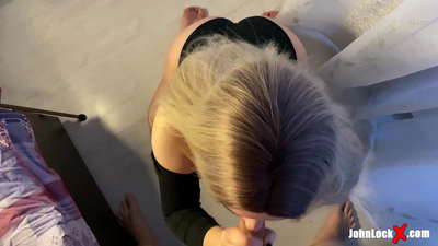 红发女郎吸吮鸡巴和性交,在她的屁股上得到精液